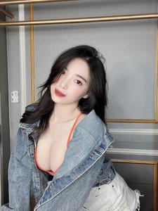 Hot girl Gen Z 'mặt búng ra sữa', chuộng mốt khoe vòng 1