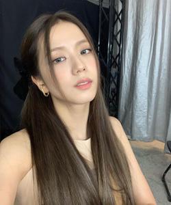 Ji Soo ngày xưa tóc tai đơn giản bao nhiêu, giờ cầu kỳ bấy nhiêu
