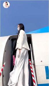 Hoa hậu Việt có chiều cao gần đụng trần máy bay, mê váy ngắn khoe chân dài miên man