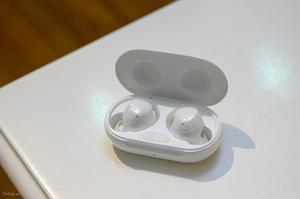 AirPods vẫn dẫn đầu thị trường true wireless với 47% thị phần, Samsung và Xiaomi trầy trật bám đuổi