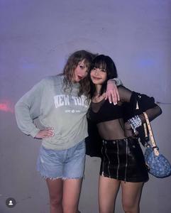 Lisa sexy tại taylor swift show