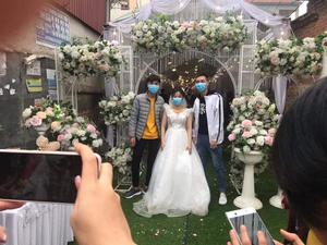 Cười "ra nước mắt" khi chụp ảnh cùng cô dâu ngày cưới đúng mùa virus corona