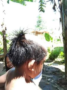 Bố trẻ trổ tài cắt tóc cho con trai :))