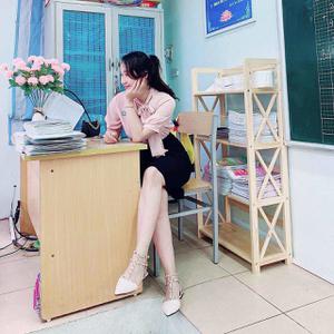 Cô giáo tiểu học xinh như hotgirl bị chỉ trích "đi dạy toàn lo chụp ảnh", sự thật trái ngược