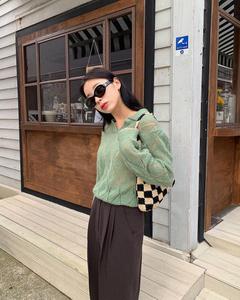 Áo len mỏng dẫu có trendy đến mấy mà mặc theo cách này thì cũng thành thảm họa thời trang chị em nhé!