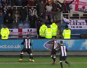 Fan Newcastle khoe 'của quý' mừng bàn thắng
