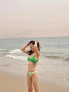 Thu Quỳnh khoe ảnh bikini mờ ảo, khoe dáng mẹ một con sau 'ở ẩn'