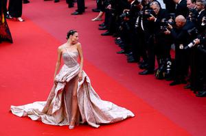 'Bóc trần' LHP Cannes: Gọi gái mại dâm còn dễ hơn pizza
