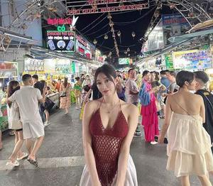 Mặc đồ như lưới đánh cá tới Phú Quốc, hot girl Hàn Quốc gây sốt