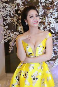 Vòng một đẹp tự nhiên, Nhật Kim Anh mặc gì cũng gợi cảm