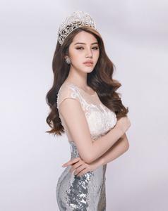 Khám kho hàng hiệu hàng chục tỷ của Hoa hậu duy nhất là rich kid Jolie Nguyễn