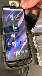 Sau 1 ngày mở bán, Moto RAZR đã bị lỗi màn hình hàng loạt - lại phải chờ Apple định nghĩa lại rồi