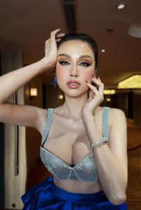 Hoa hậu Vbiz khoe ngực 'ná thở', hóa ra cũng là siêu vòng 1